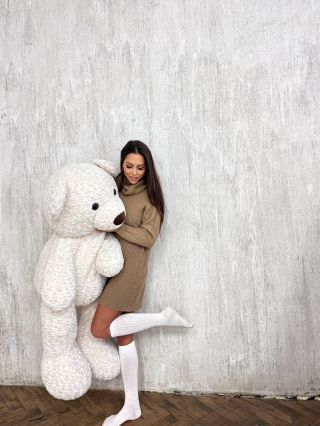 🤍 Tenhle medvěd vyplní prázdnotu v srdci… i v obýváku 🤌🏼 Ale aspoň už nebudeš sama. 😂🧸 Najdeš ho na našem shopu. 🛍️ LIMITKA ✨