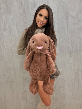 🎄 Vánoce jsou o objetích, která zahřejí. Tenhle hebký králíček je připravený rozdávat lásku, klid a pocit bezpečí – přesně...